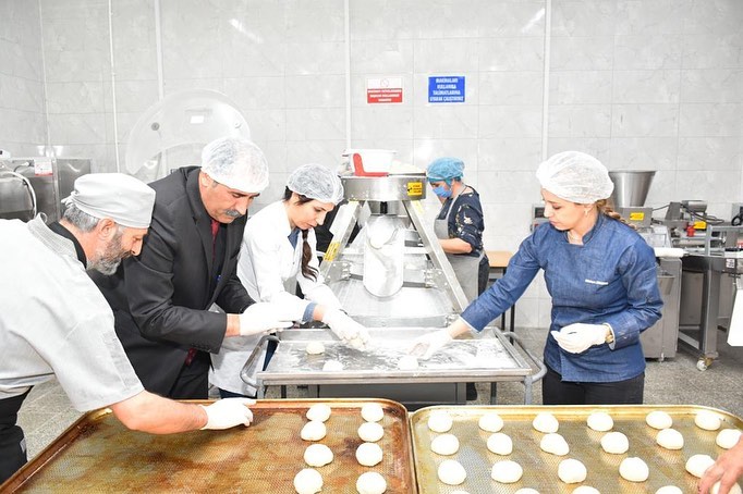 İl Millî Eğitim Müdürlüğü Depremzedeler İçin Günlük 10 bin Adet Ekmek Üretiyor