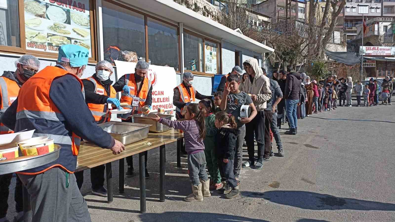 Erzincan Şehit Aileleri Koruma Derneği üyeleri depremzedeleri yalnız bırakmadı