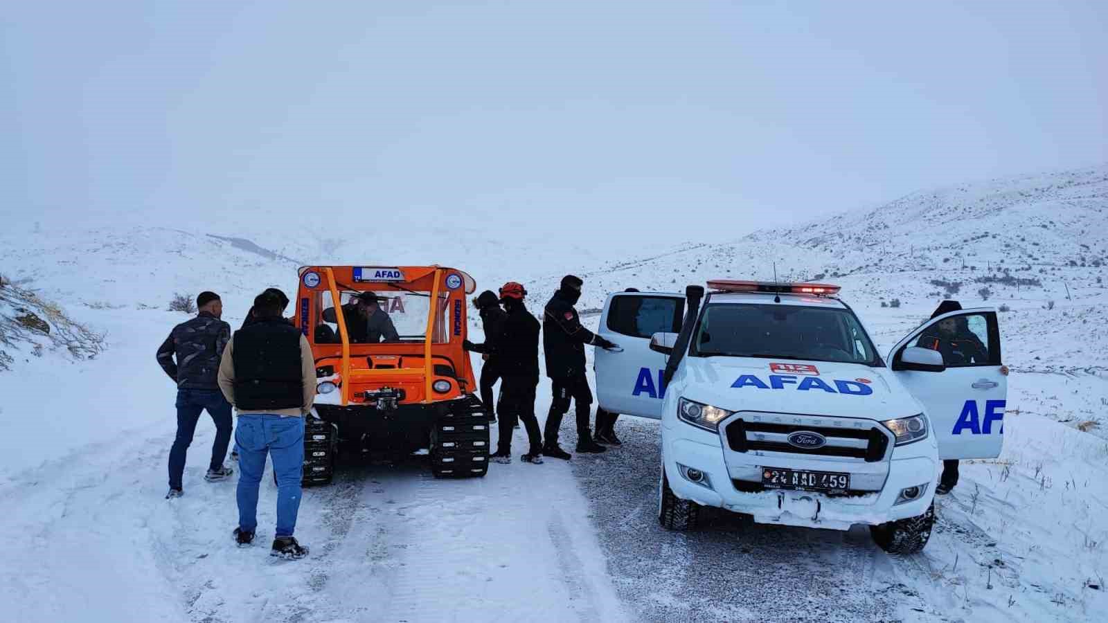 Erzincan’da karda mahsur kalan 5 kişi kurtarıldı