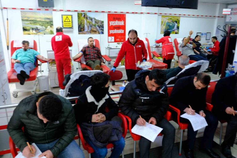 Erzincan Halkı, Kızılay Kan Merkezine Akın Etti
