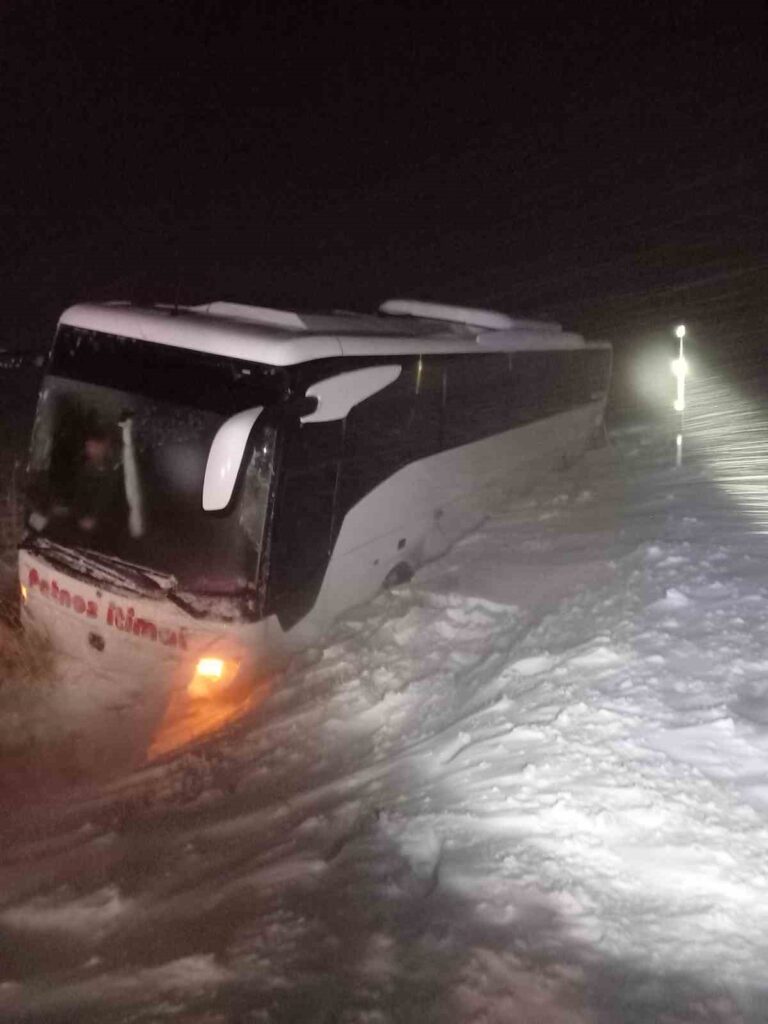 Kara saplanan otobüsteki yolcular kurtarıldı