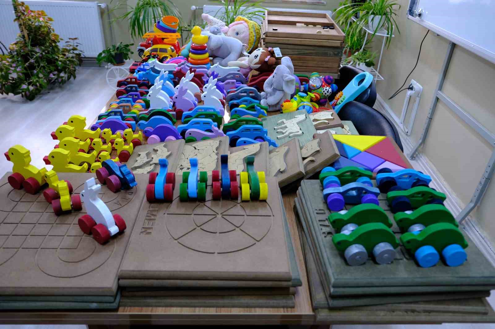 Meslek liseliler depremzede çocuklar için oyuncak üretiyor