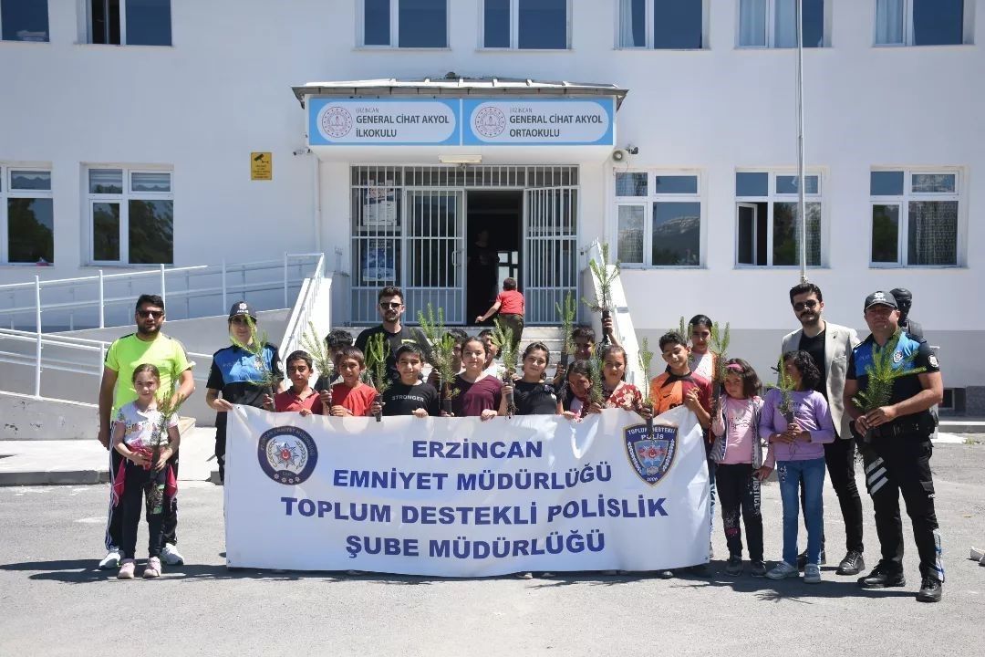 Erzincan’da polisler çocuklarla fidan dikti