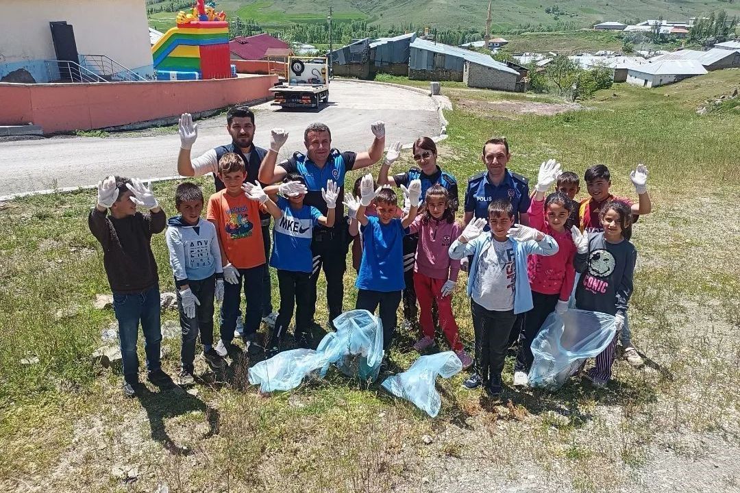 İlkokul öğrencileri polis ağabeyleriyle çevreyi temizledi