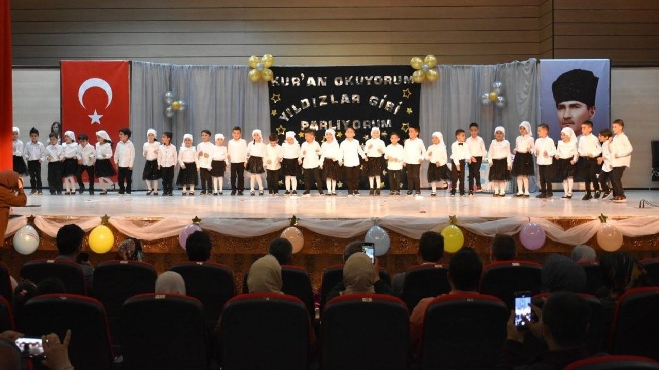 Kur’an kursu öğrencilerine taç giyme ve yılsonu mezuniyet töreni yapıldı