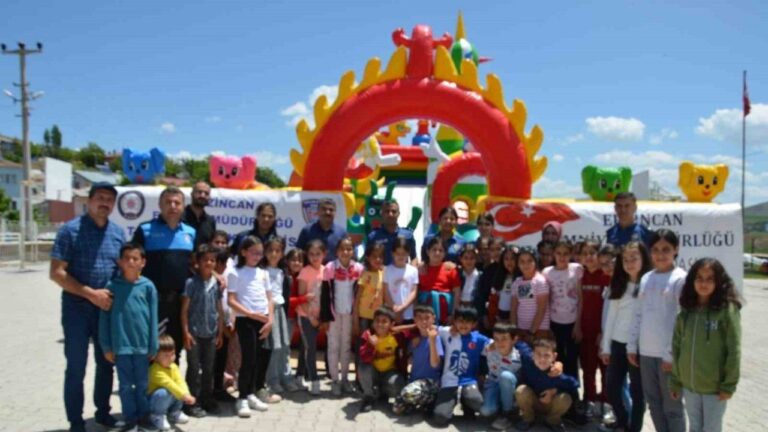 Okul bahçesine kurulan balon park öğrencilerin neşe kaynağı oldu