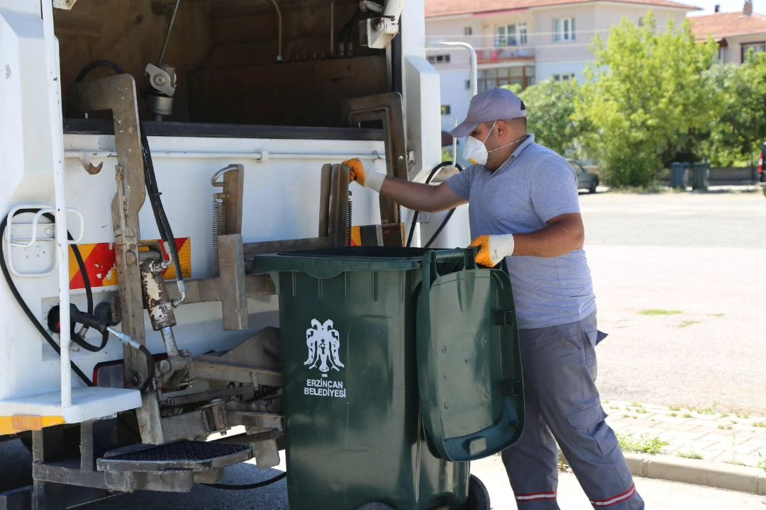 Çöp Konteynerleri yıkanarak dezenfekte ediliyor