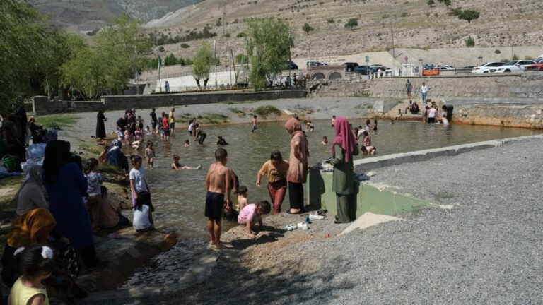 Erzincan’da sıcaktan bunalan vatandaşlar havuzda serinledi