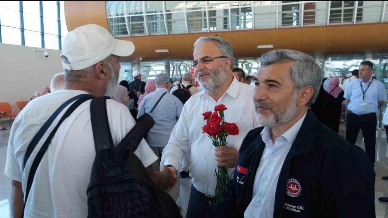 Erzincanlı hacılar havalimanında güllerle karşılandı