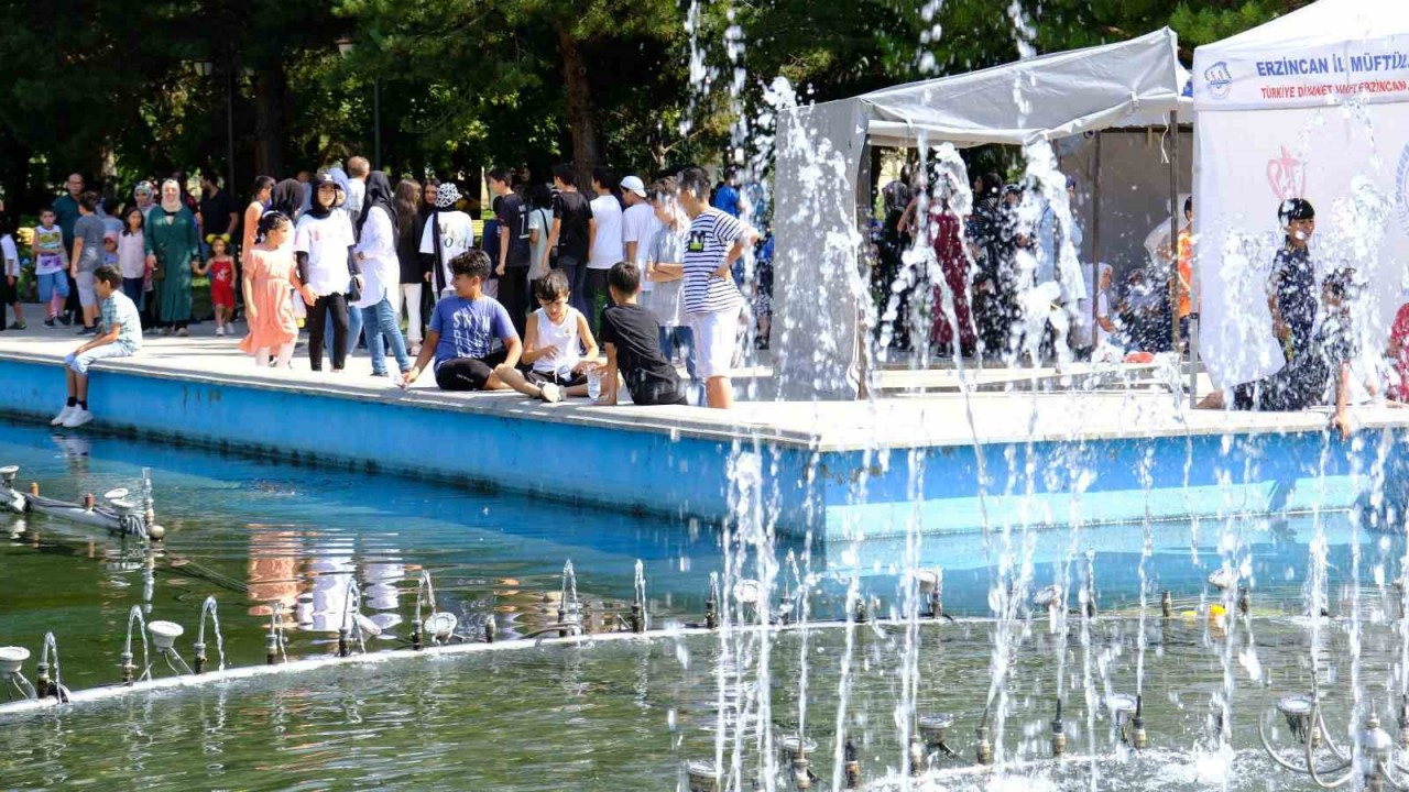 Sıcak havadan kaçan Erzincanlılar soluğu parklarda alıyor