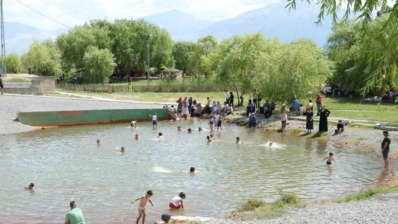 Sıcaktan Bunalan Vatandaşlar Ekşisu’daki Havuzda Serinledi