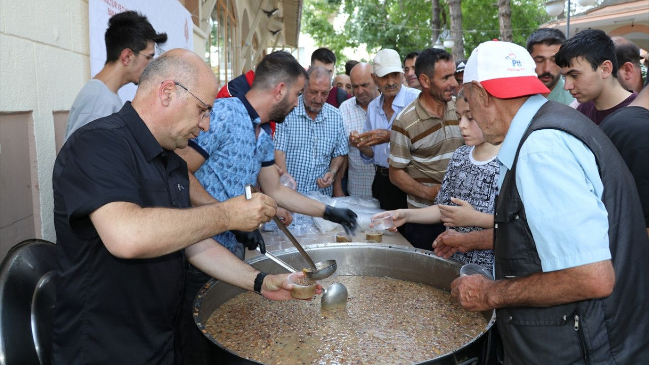 Vakıflar Bölge Müdürlüğünden Erzincan’da Aşure İkramı