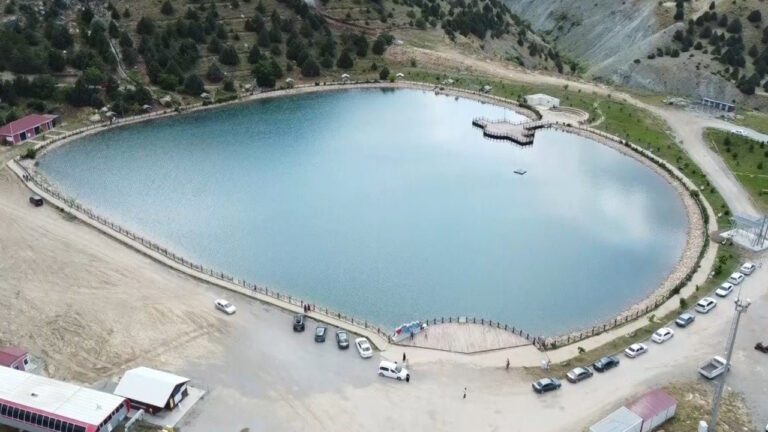 Ergan Dağı, göl manzarasıyla yaz aylarında misafirlerini ağırlıyor