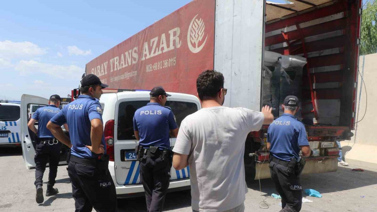 Erzincan’da tırın dorsesinde 70 civarında kaçak göçmen yakalandı