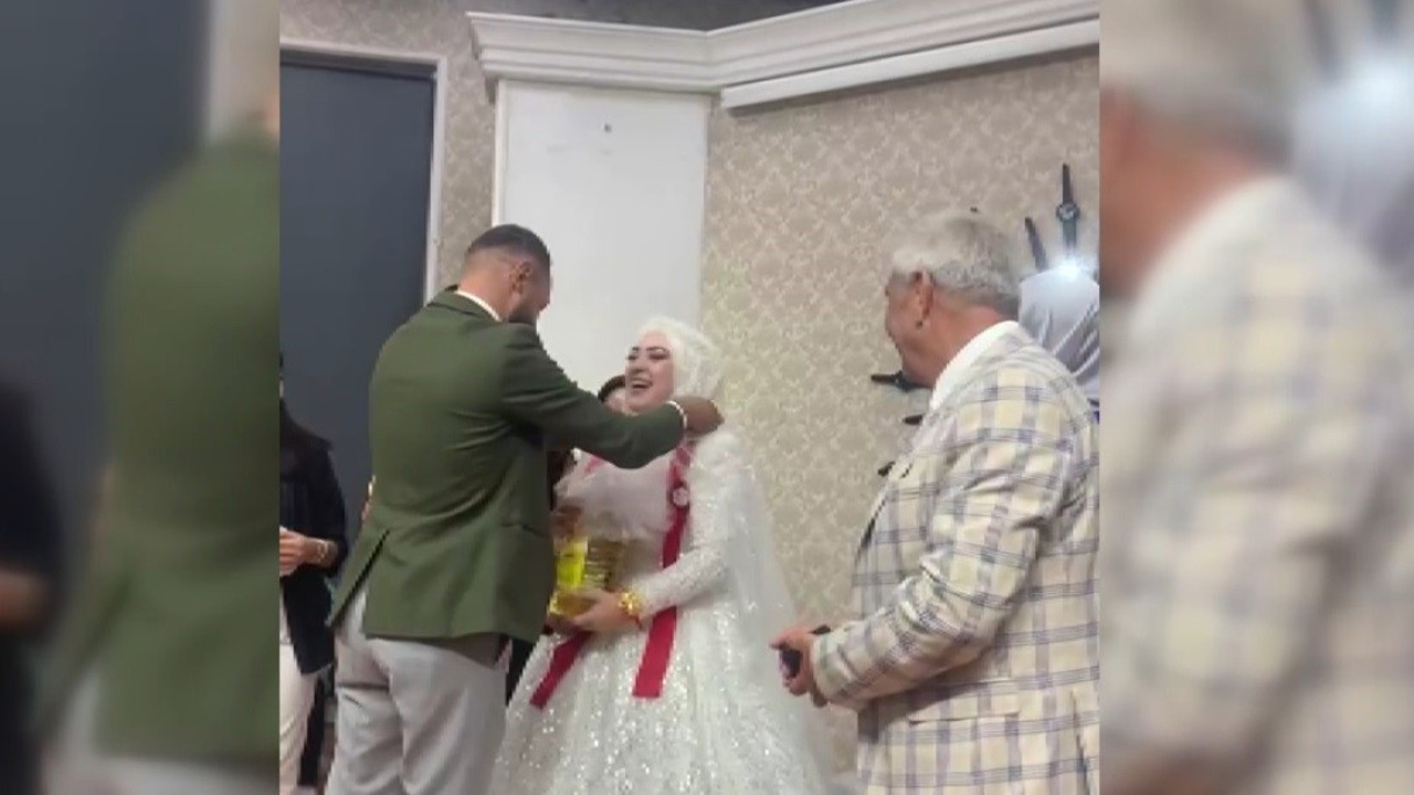 Düğünde Geline Altın Yerine 5 Litrelik Ayçiçek Yağı Takıldı