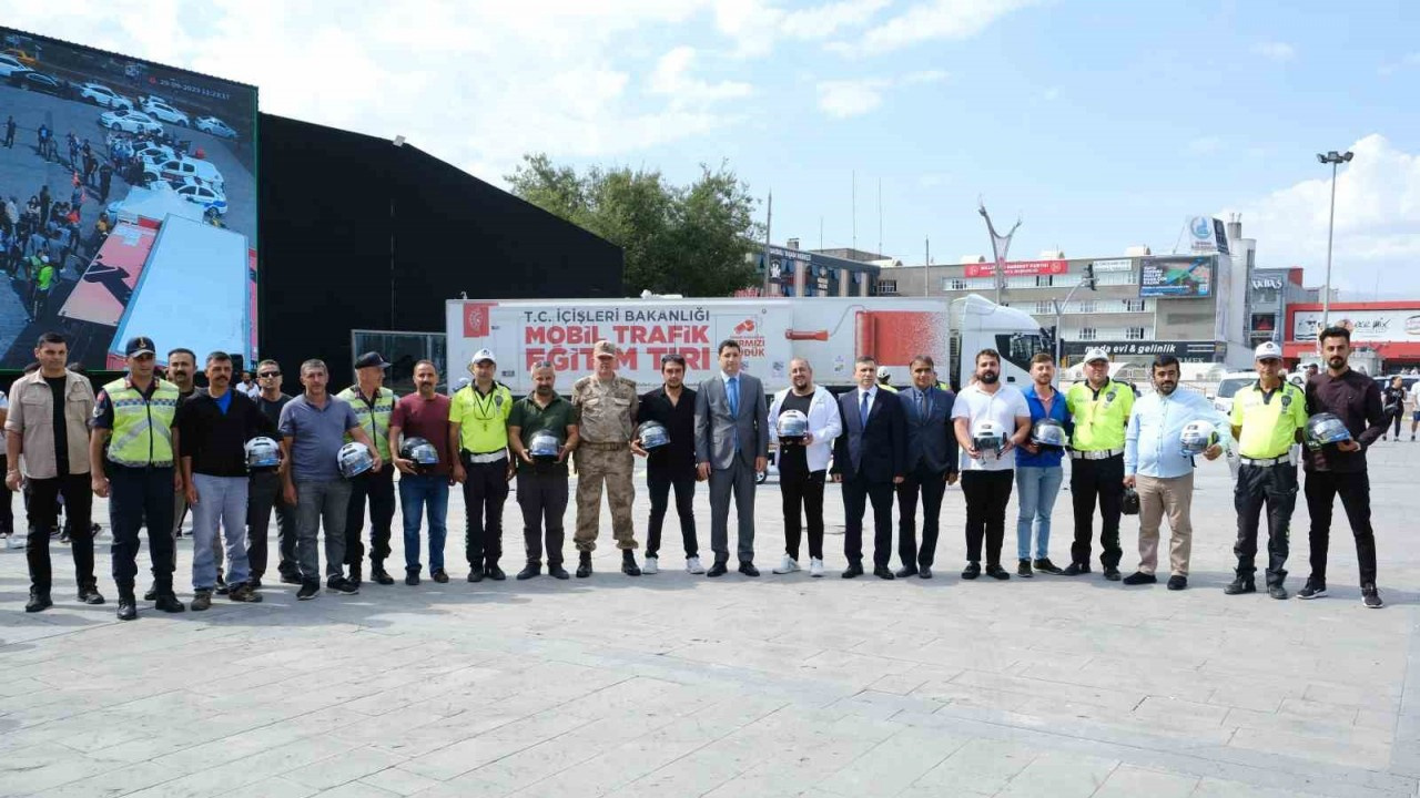 Trafik cezası olmayan motosiklet sürücülerine kask dağıtıldı