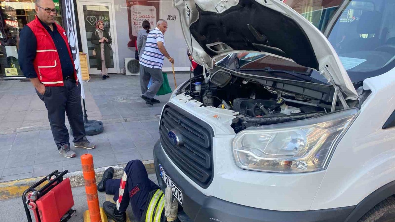 Aracın motoruna sıkışan yavru kediyi itfaiye kurtardı