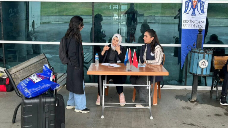 Erzincan Belediyesi Kente Gelen Üniversite Öğrencilerine Rehberlik Yapıyor