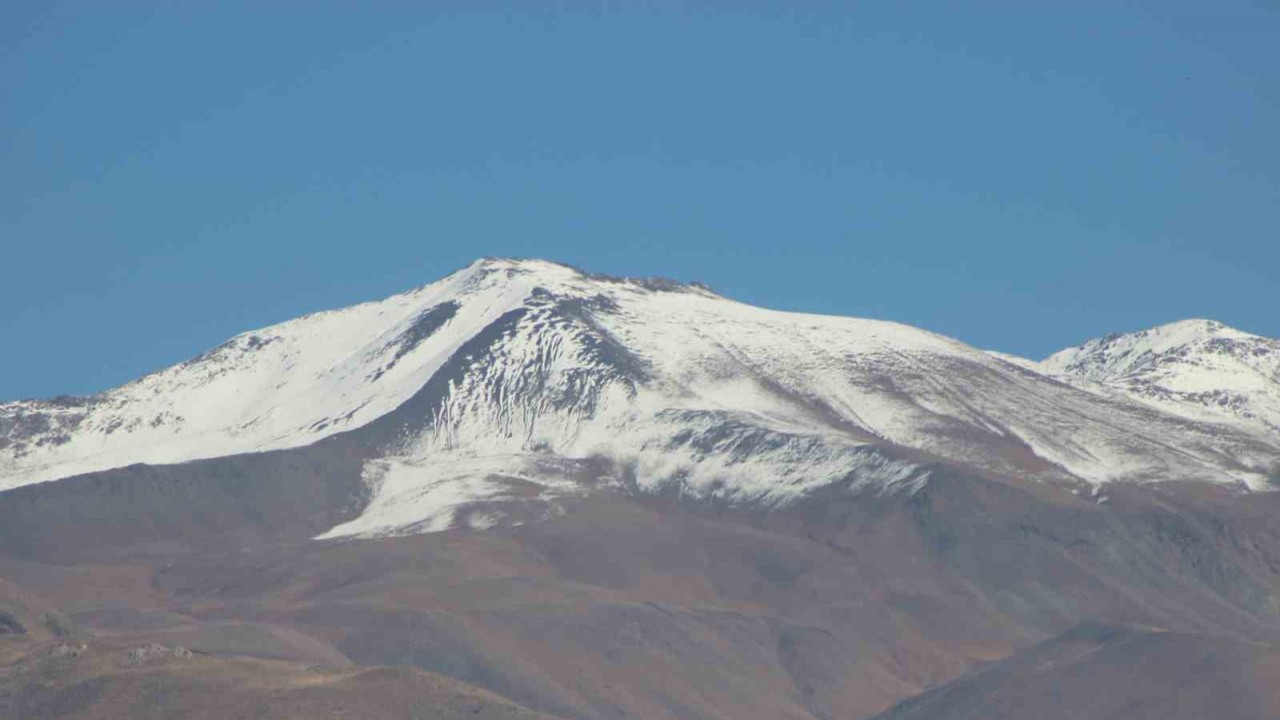 Erzincan’ın yüksek kesimleri karla kaplandı