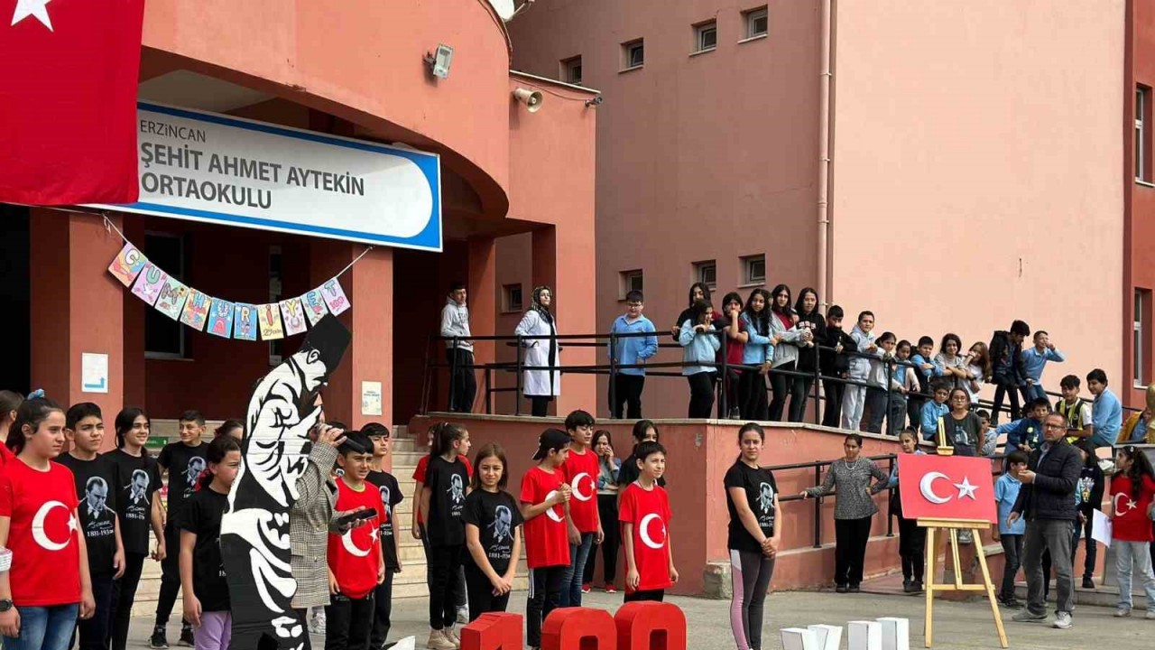 Minik öğrencilerden 100. yılda bayrak sergisi