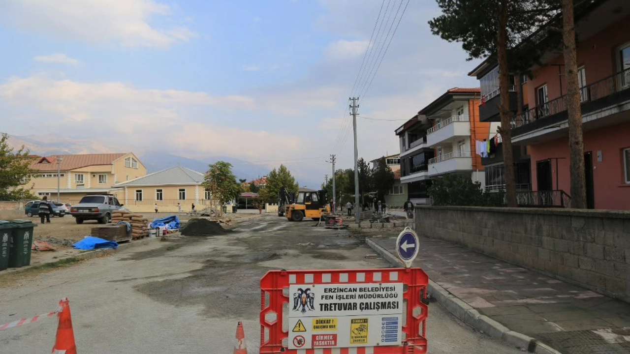 Kaldırım Yenileme Çalışmaları Devam Ediyor