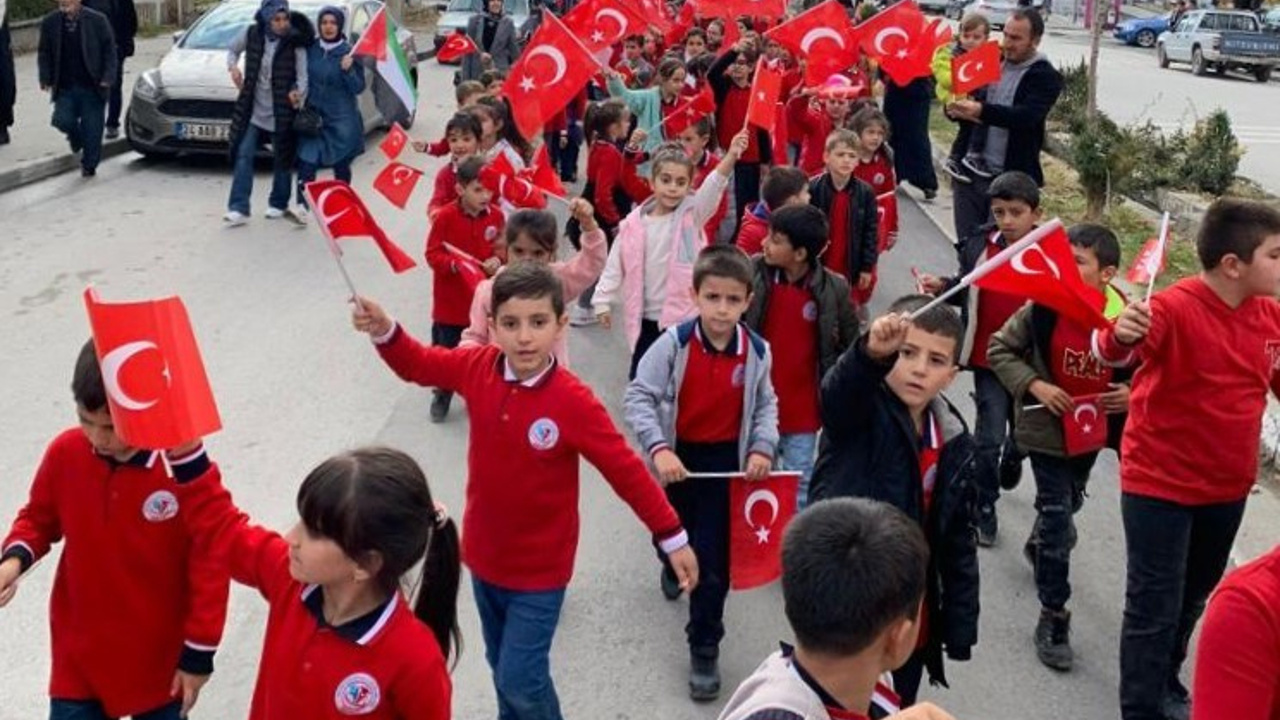 Üzümlü’de Filistin’e Destek Yürüyüşü Düzenledi