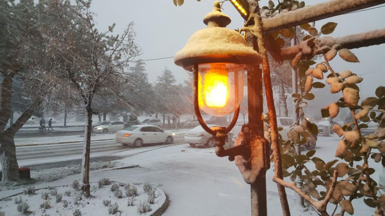 Erzincan kent merkezine mevsimin ilk karı düştü