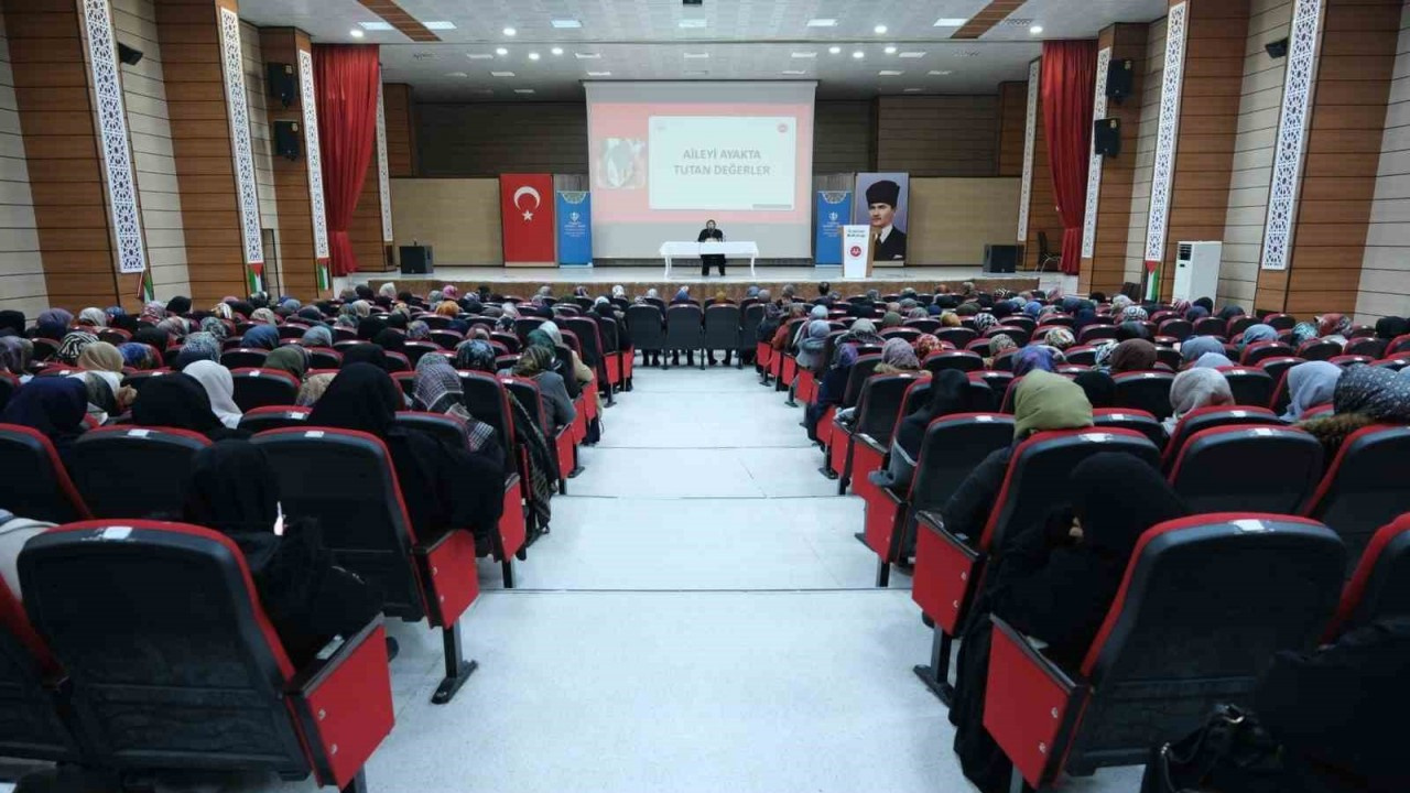 “Aileyi Ayakta Tutan Değerler” Konferansı Düzenlendi