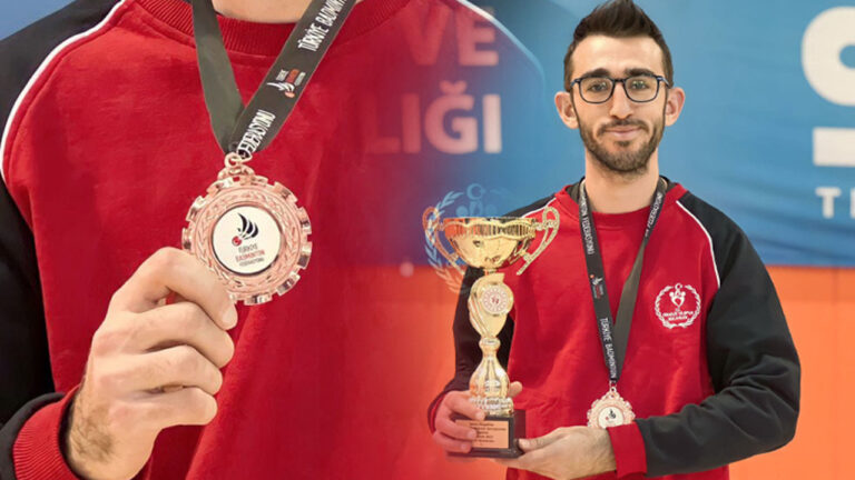 Erzincanlı badmintoncu Türkiye 3’üncüsü oldu