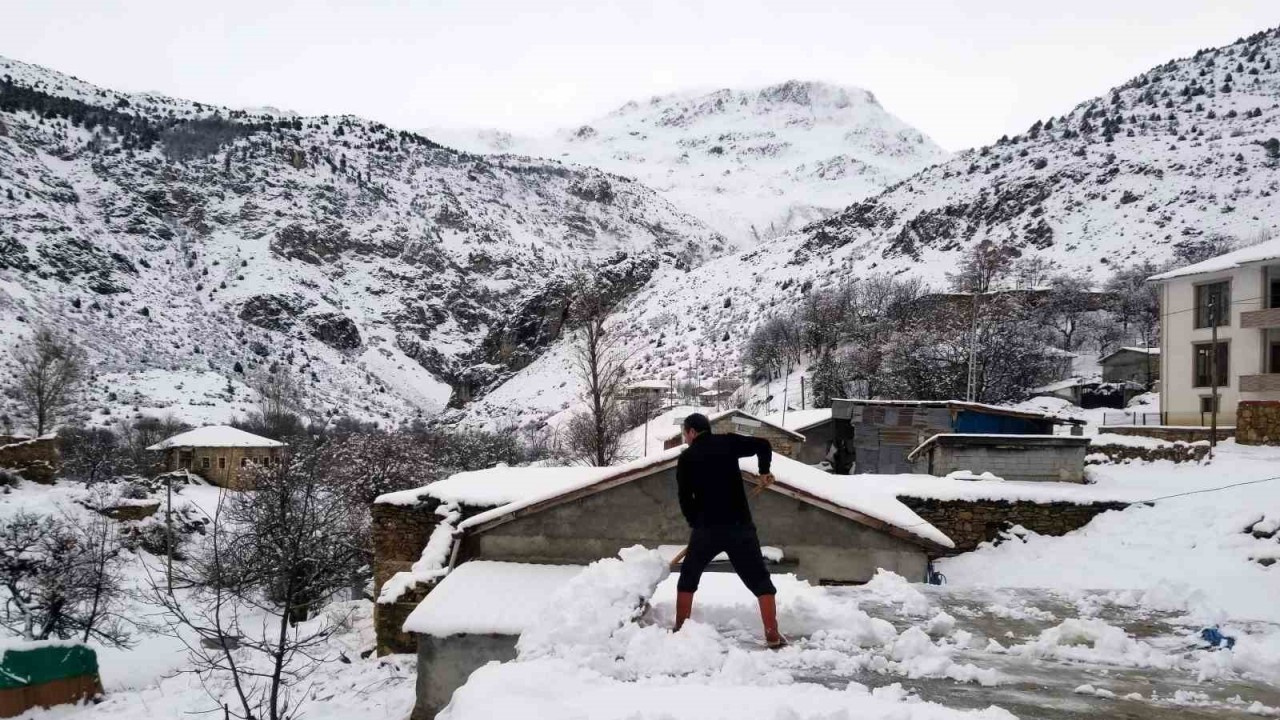 Çağlayan  Beyaza Büründü, Köyde Yaşayan Vatandaşlar Bacalarını Küredi