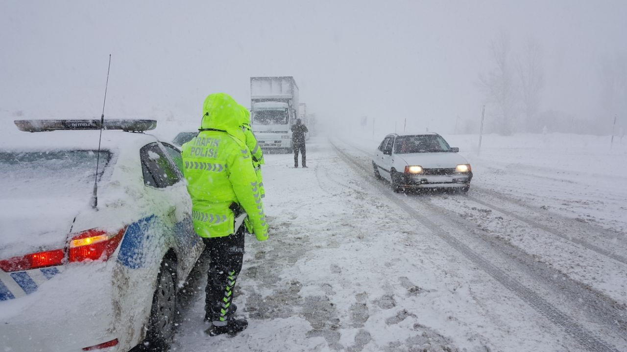 Erzincan’da kar ve tipi ulaşımda aksamalara neden oldu