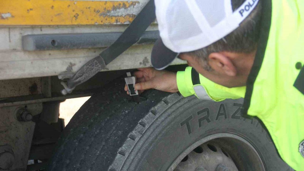 Erzincan’da Trafik Ekiplerinden Zorunlu Kış Lastiği Denetimi