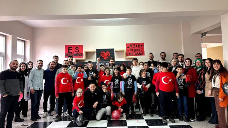 Erzincansporlu Futbolculara Öğrencilerden Sürpriz