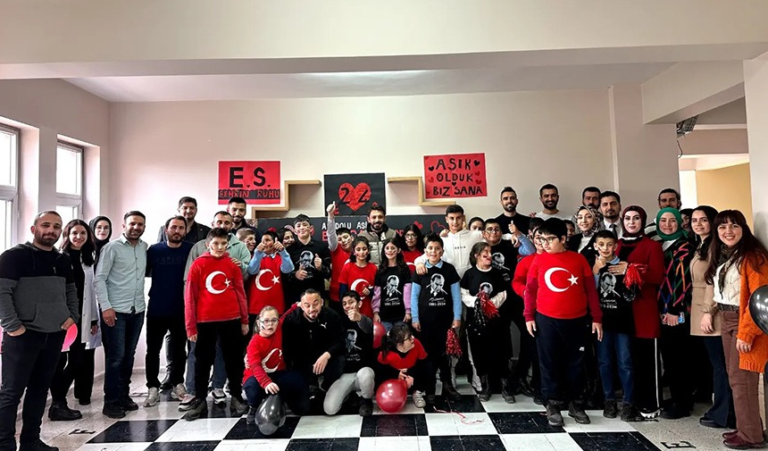 Erzincansporlu Futbolculara Öğrencilerden Sürpriz