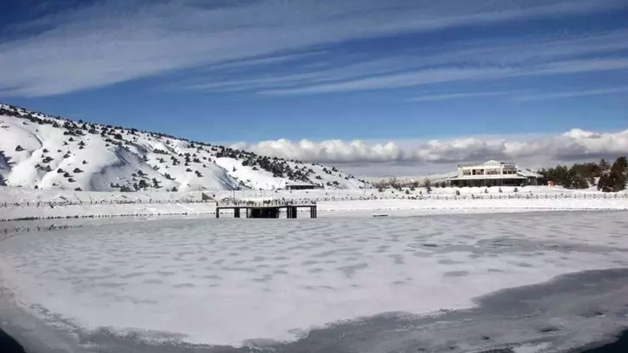 Yüzeyi Buz Tutan Ardıçlı Gölü’nde Mest Eden Kış Manzarası