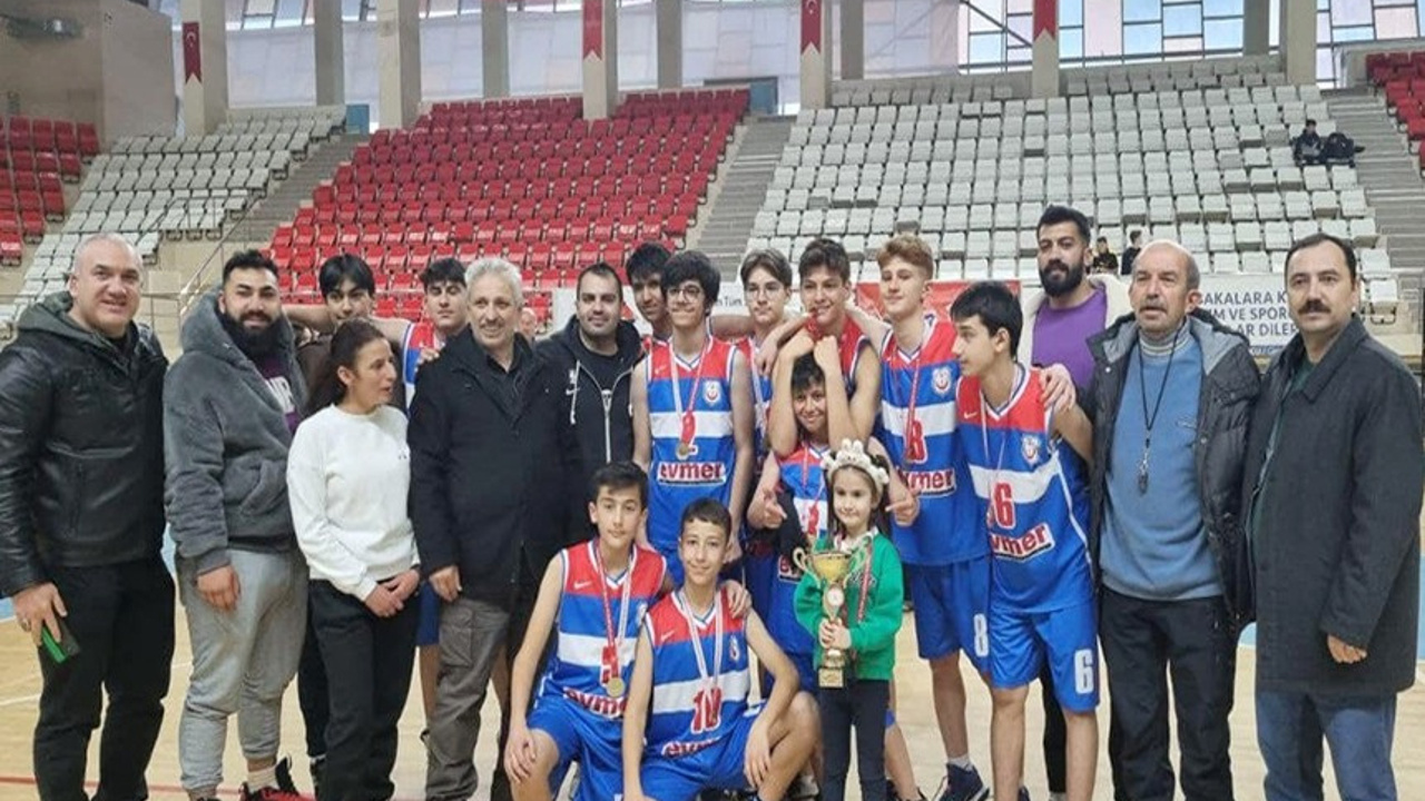 Basketbolda İMKB Müşir Zeki Paşa Ortaokulu İl Birincisi Oldu