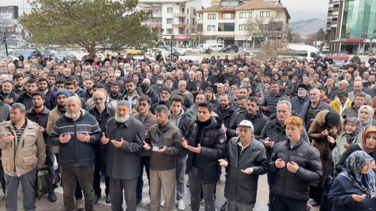 Umreciler dualarla uğurlandı