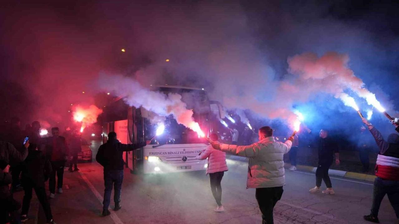 Meşaleli Taraftarlar Erzincansporu Coşkuyla Karşıladı