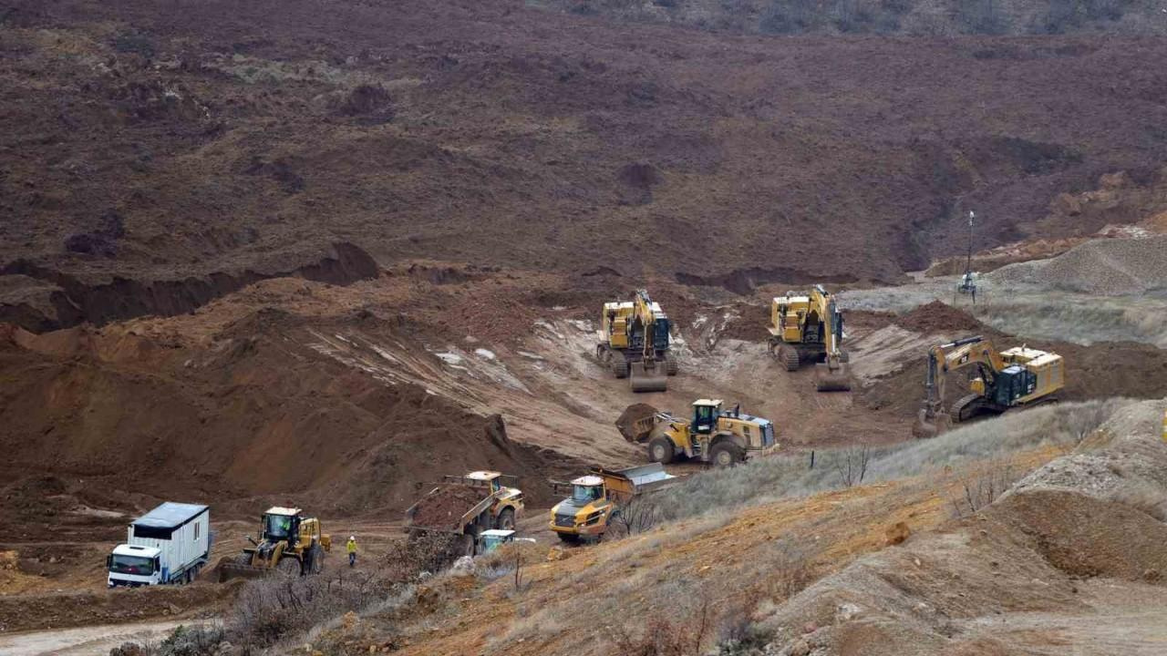 Bakan Bayraktar: “Heyelan riski olan toprak kütlesine müdahale ediliyor”