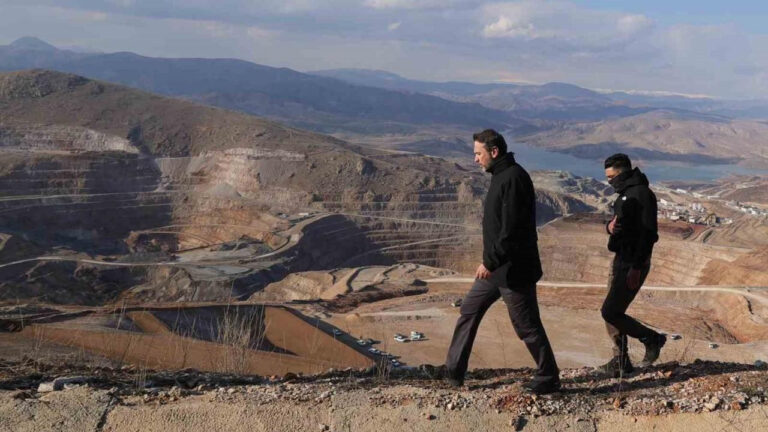 Bakan Bayraktar, maden sahasını toprak altında kalan madencilerin yakınlarıyla inceledi