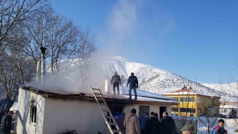 Müstakil Evin Çatı Kısmı Yandı