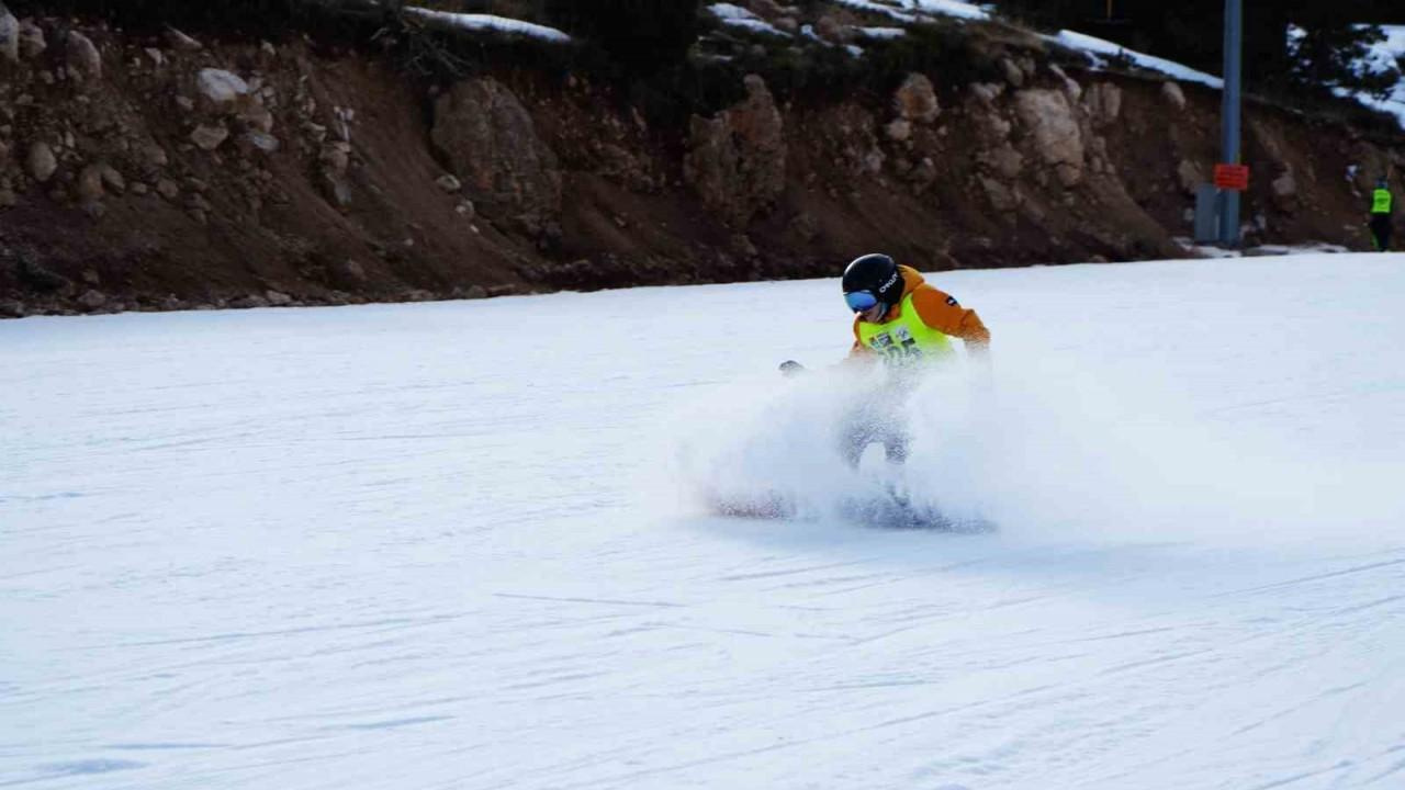 Snowboard Türkiye Şampiyonası Ergan Dağı’nda başladı