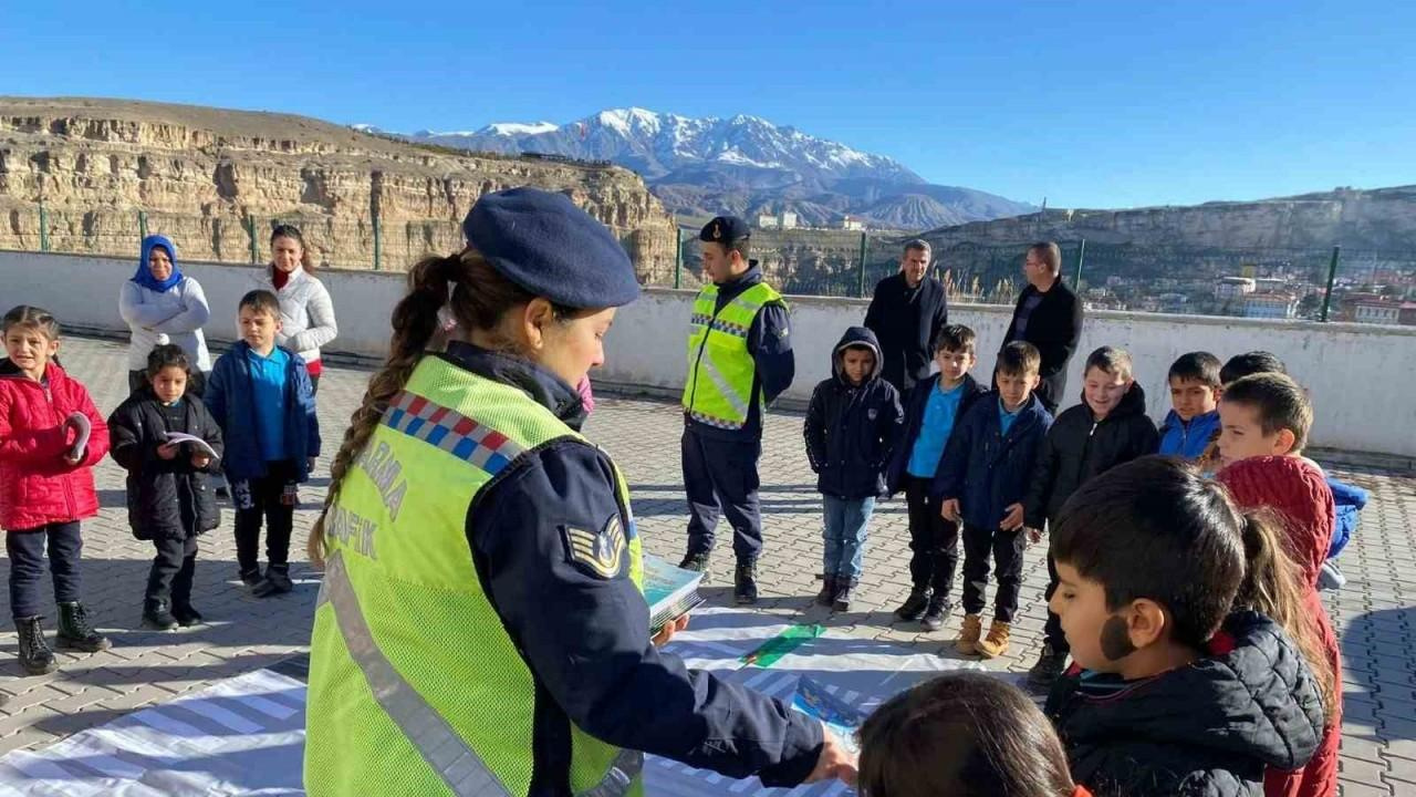 Jandarmadan öğrencilere trafik kuralları eğitimi