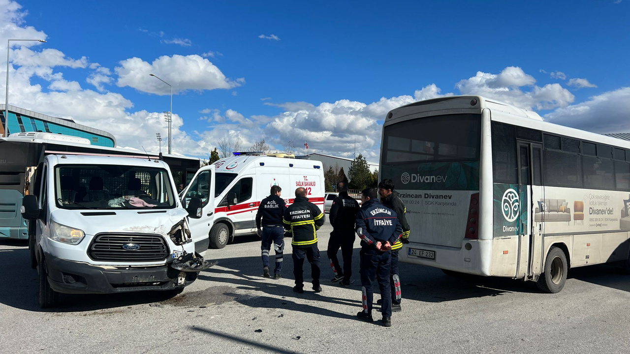 Halk Otobüsü İle Pikap Çarpıştı; 2 Yaralı