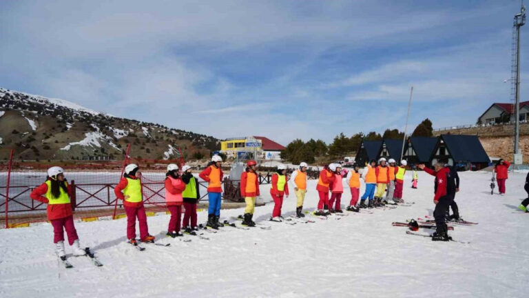 Üniversite öğrencileri ilk kayak heyecanını Ergan Dağı’nda yaşadılar