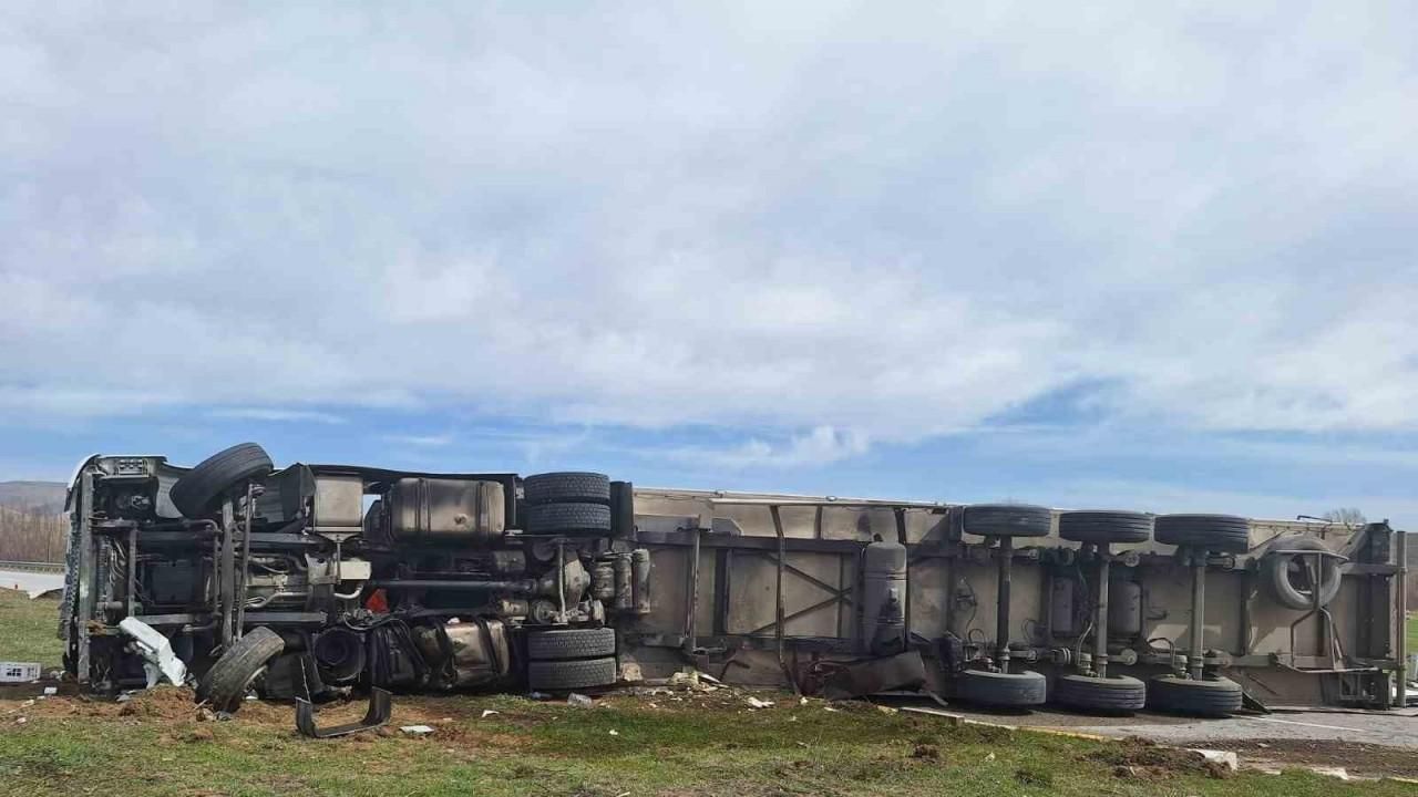 Erzincan – Erzurum Karayolunda TIR Devrildi: 2 yaralı