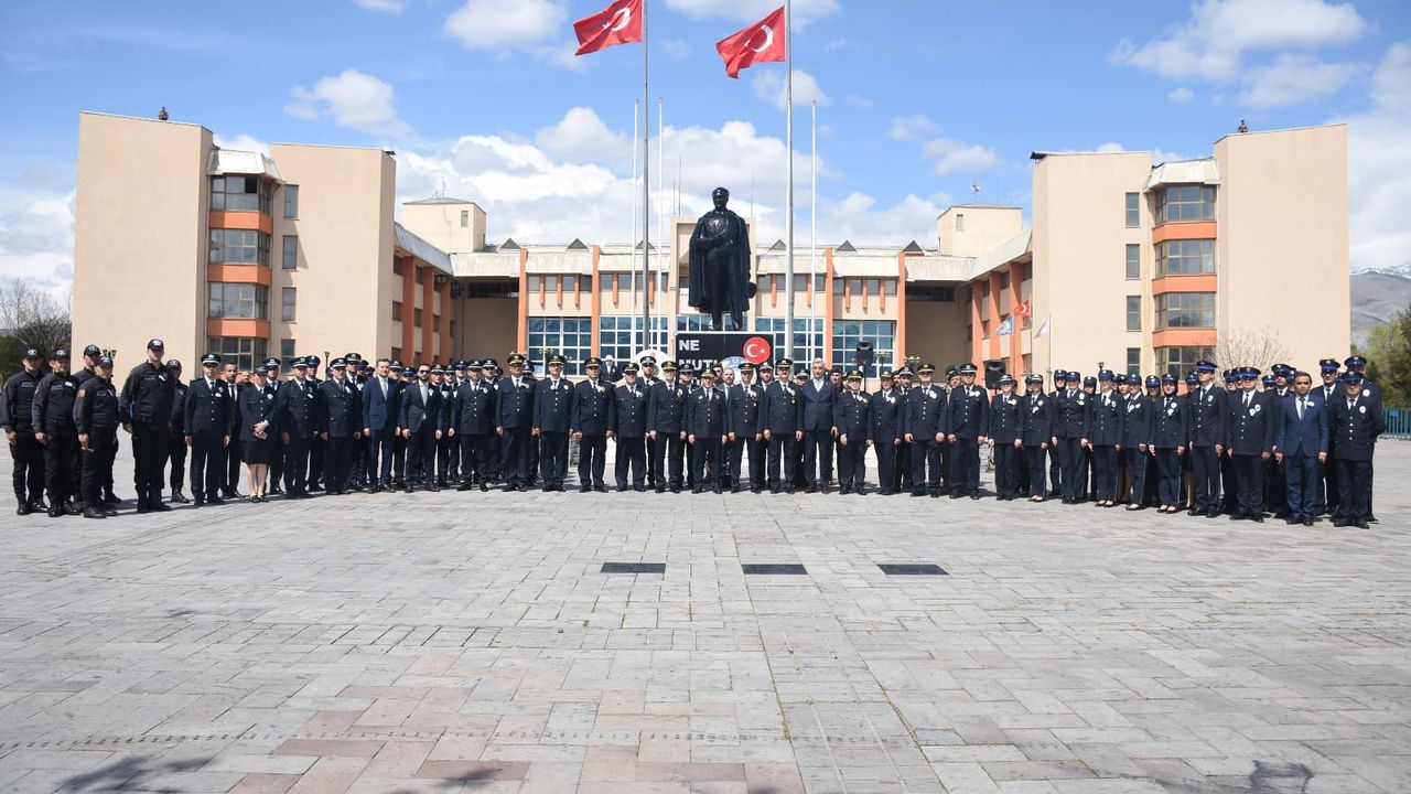 Atatürk Anıtına Çelenk Sunuldu