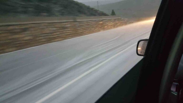 Dolu Yağışıyla Yol Beyaza Büründü