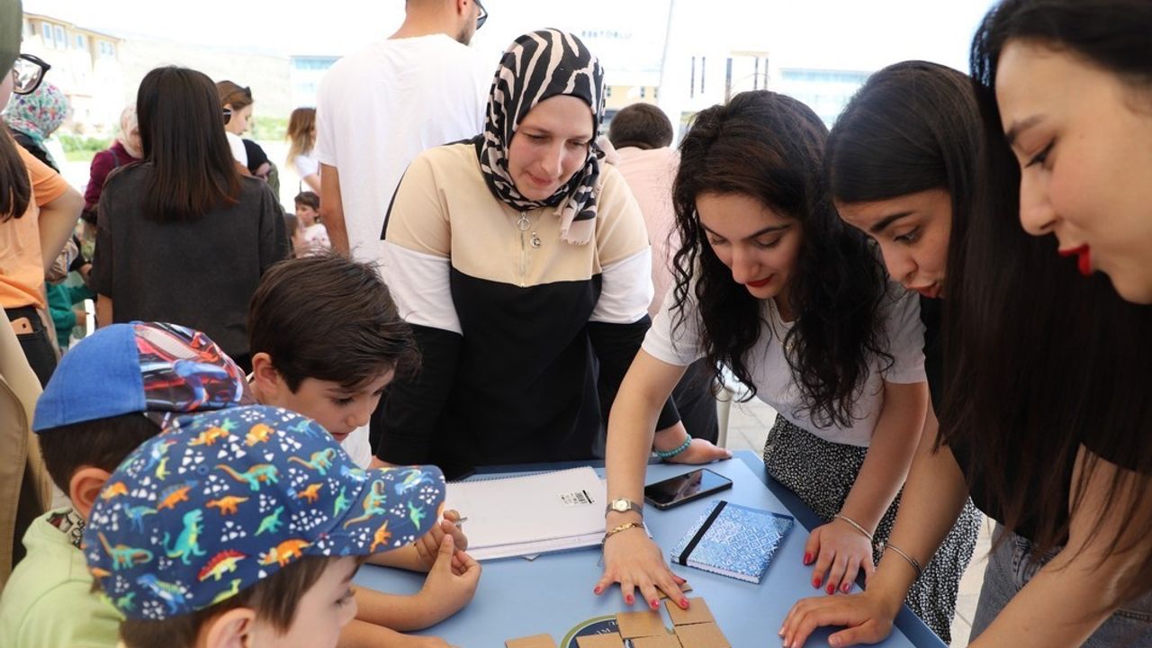 EBYÜ’de Minik Üniversiteliler Bilim ve Sanat Şenliği düzenlendi