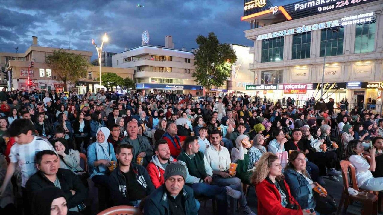 Erzincan’da Açık Hava Sineması Etkinliği Yoğun İlgi Gördü